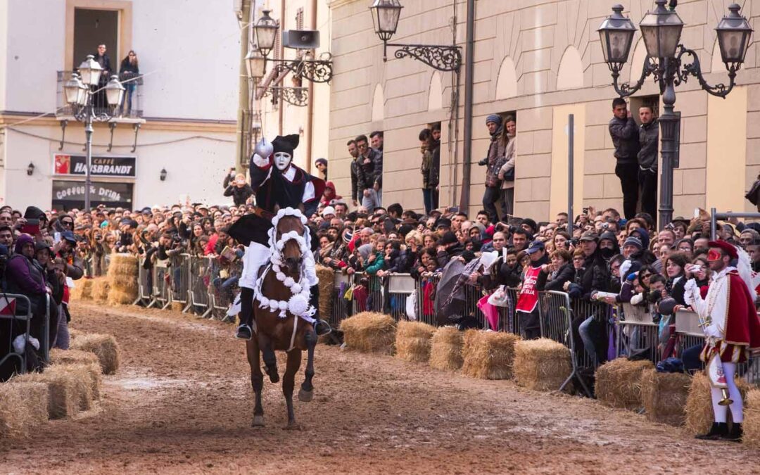 Sartiglia di Oristano, cavalla morta durante la manifestazione: LNDC Animal Protection chiede lo stop agli eventi che mettono a rischio la vita degli animali